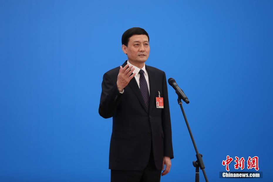 3月8日，第十三屆全國人民代表大會第四次會議舉行第二場“部長通道”采訪活動。圖為中國工業(yè)和信息化部部長肖亞慶通過網(wǎng)絡視頻方式接受采訪。 <a target='_blank' ><p  align=