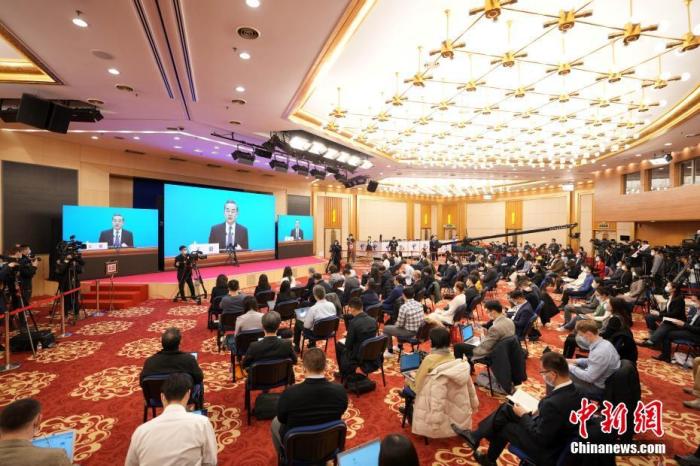 圖為記者在梅地亞中心多功能廳采訪。<a target='_blank' ><p  align=