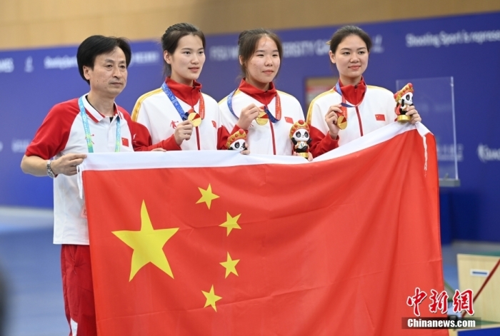 8月1日，第31屆世界大學(xué)生夏季運動會女子25米手槍團體決賽在四川成都舉行，中國隊獲得冠軍。圖為中國隊選手熊亞瑄(左二)、林雅茜(右二)、王珂怡(右一)等站在領(lǐng)獎臺上合影。<a target='_blank' href='/'><p  align=