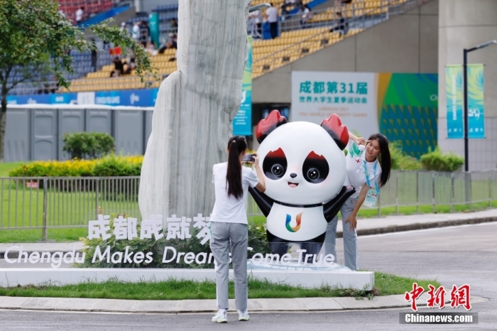 志愿者在比賽場館外與吉祥物景觀合影。<a target='_blank' href='/'><p  align=