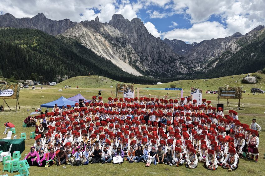 挑戰(zhàn)成功合影。巴塘縣委宣傳部供圖