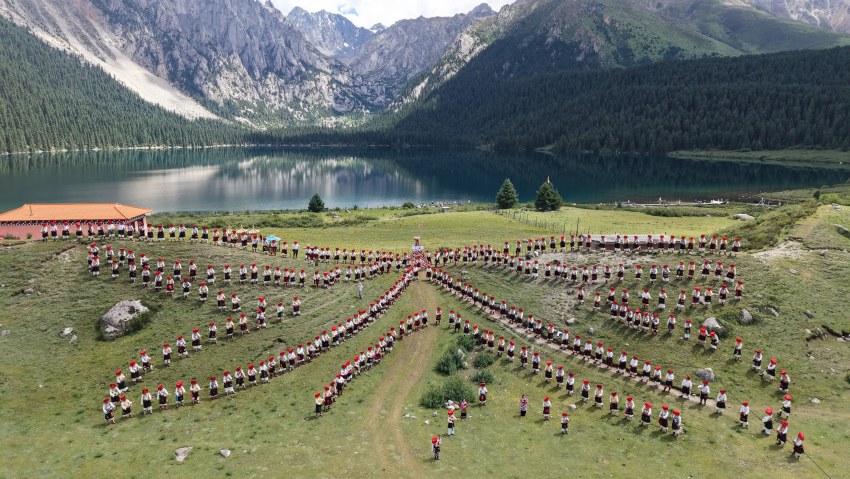 “最大規(guī)模弦胡演奏”世界紀錄挑戰(zhàn)現(xiàn)場。巴塘縣委宣傳部供圖